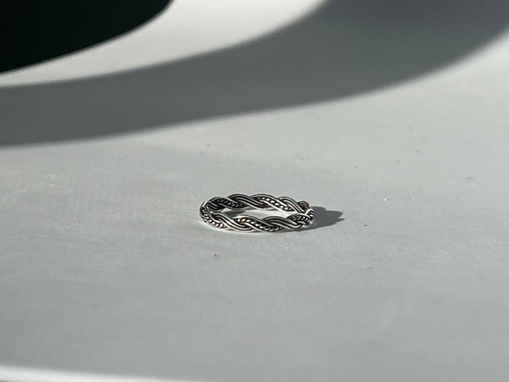 Anillo en forma de trenza