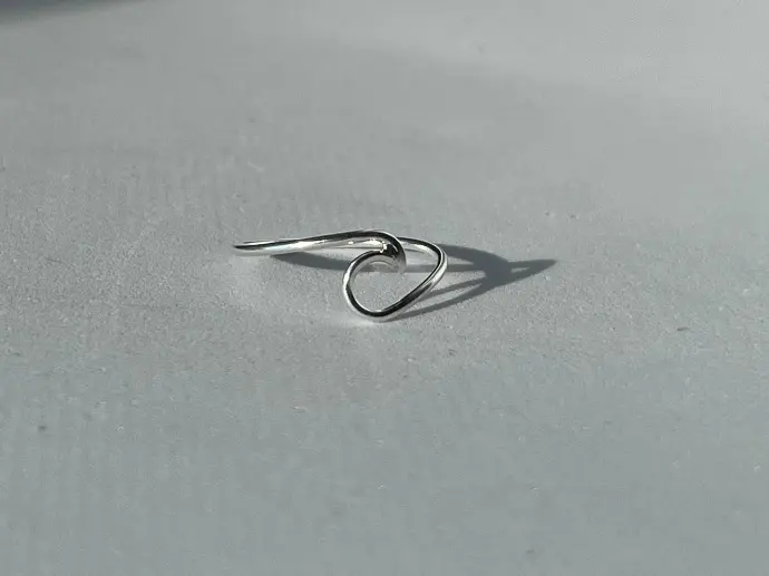 Anillo en forma de ola