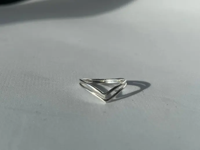 Anillo doble V